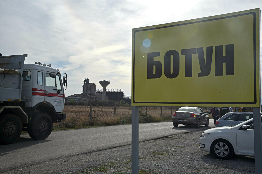 O gradnji kolektora odlučivaće 12.747 građana Zete: tabla na ulazu u Botun, Foto: BORIS PEJOVIC