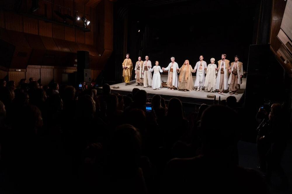 Sa poklona, Foto: Gradsko pozorište