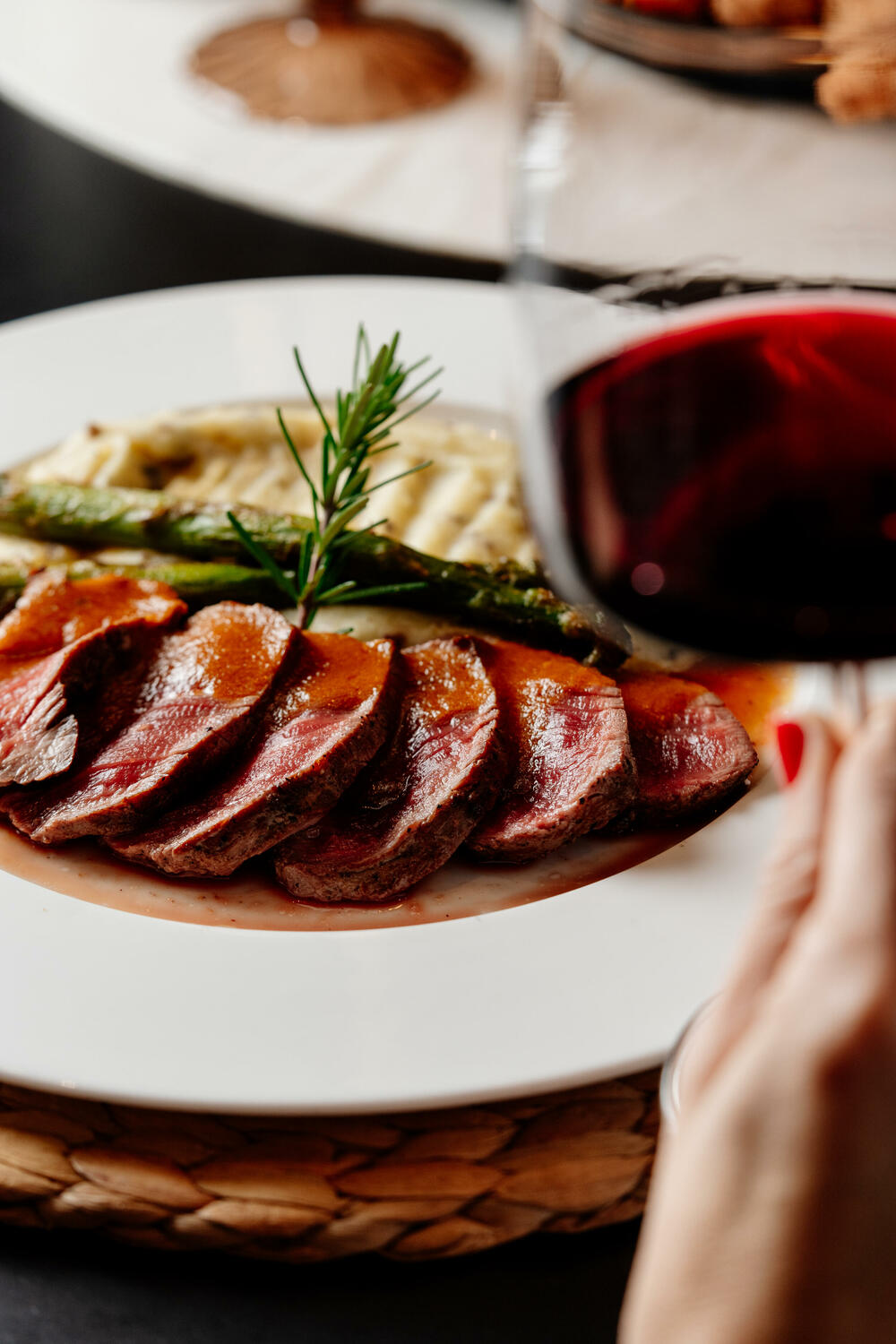 <p>U savršenom spoju prirode, tradicije i emocije, Odiva je postala novo omiljeno mjesto crnogorskog poslovnog svijeta, ali i porodičnih okupljanja.</p>