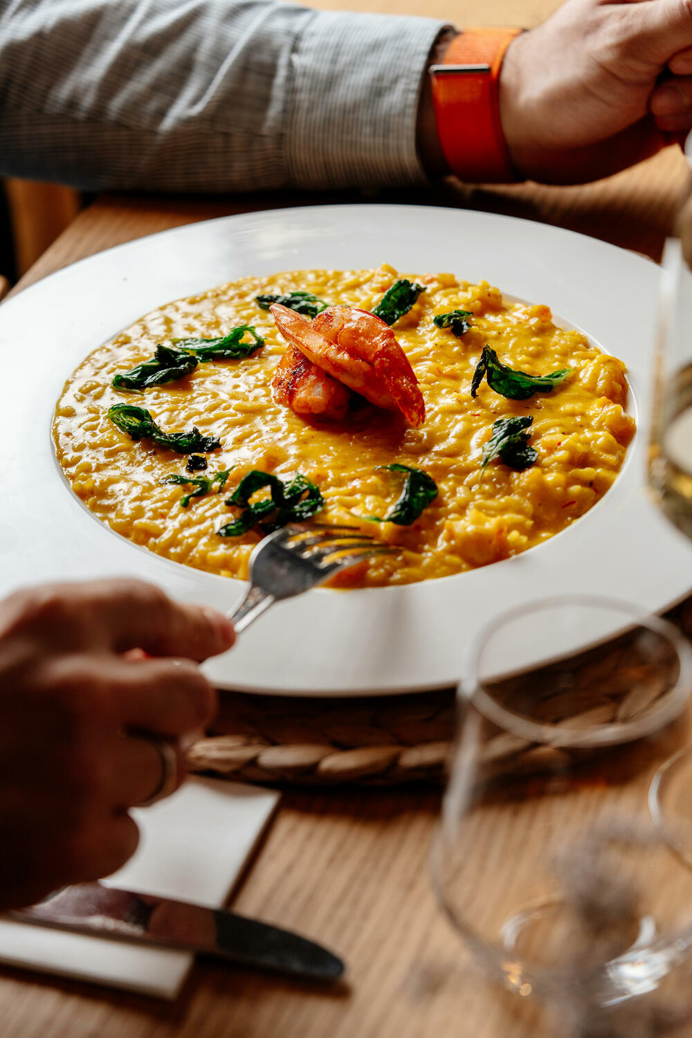 <p>U savršenom spoju prirode, tradicije i emocije, Odiva je postala novo omiljeno mjesto crnogorskog poslovnog svijeta, ali i porodičnih okupljanja.</p>