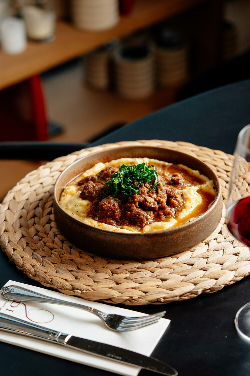 <p>U savršenom spoju prirode, tradicije i emocije, Odiva je postala novo omiljeno mjesto crnogorskog poslovnog svijeta, ali i porodičnih okupljanja.</p>