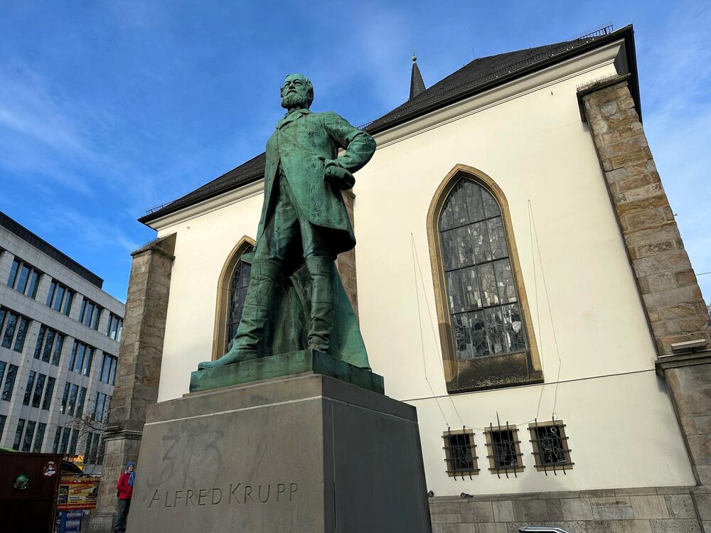 Spomenik Alfredu Krupu ispred Marktkirhe