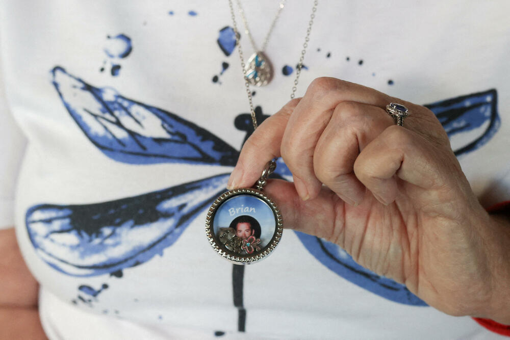 Eni Vargas nosi privezak sa Brajanovom fotografijom