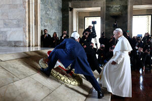 Papa gradi diplomatiju na pravu, ne na religiji