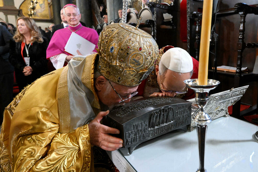 Papa i vaseljenski patrijarh Vartolomej tokom liturgije u Istanbulu