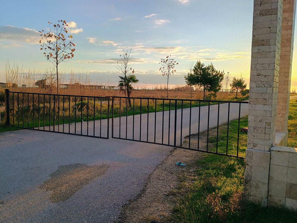 I proteklih godina su bila negodovanja mještana zbog zaključanih plaža