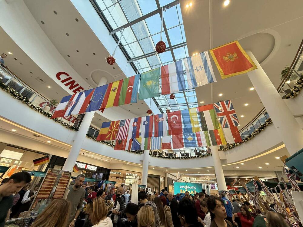 <p>Svoj štand je imala i ekipa “Vijesti” koja je izložila razne domaće specijalitete - kolače, slane specijalitete, posne slatkiše, mafine</p>