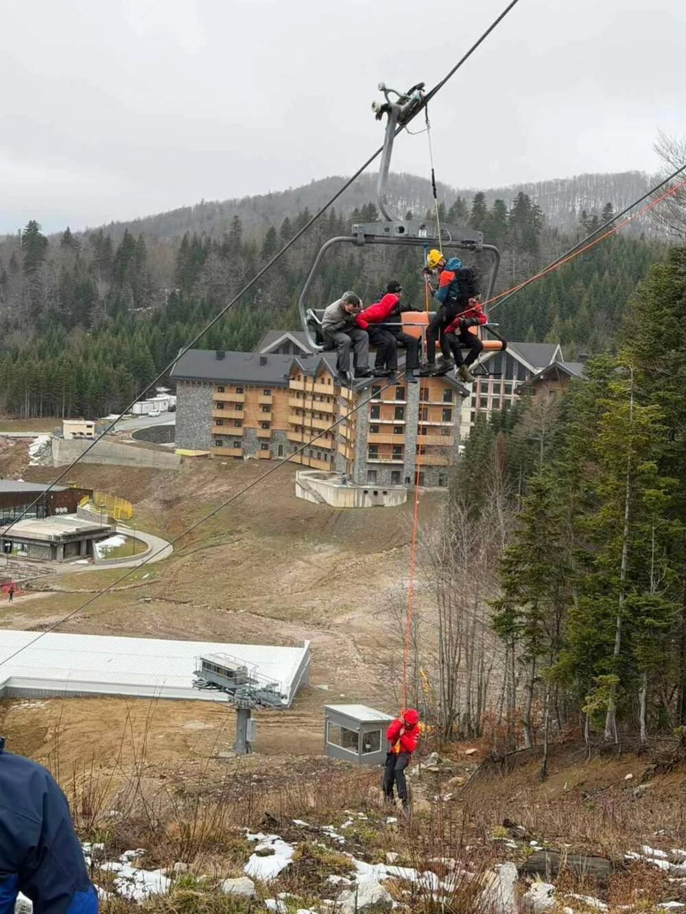 <p>"Cilj obuke je maksimalna spremnost naših spasilaca, a naravno u prvom redu i sigurnost naših posjetilaca", saopštili su iz Opštinske organizacije Crvenog krsta</p>