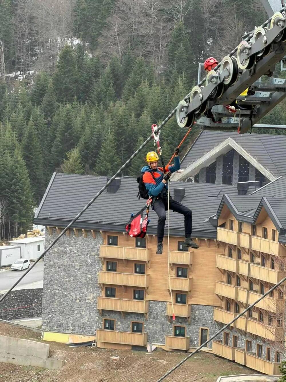 <p>"Cilj obuke je maksimalna spremnost naših spasilaca, a naravno u prvom redu i sigurnost naših posjetilaca", saopštili su iz Opštinske organizacije Crvenog krsta</p>