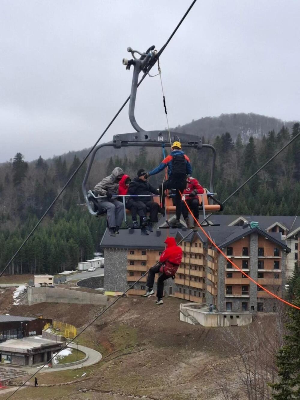 <p>"Cilj obuke je maksimalna spremnost naših spasilaca, a naravno u prvom redu i sigurnost naših posjetilaca", saopštili su iz Opštinske organizacije Crvenog krsta</p>
