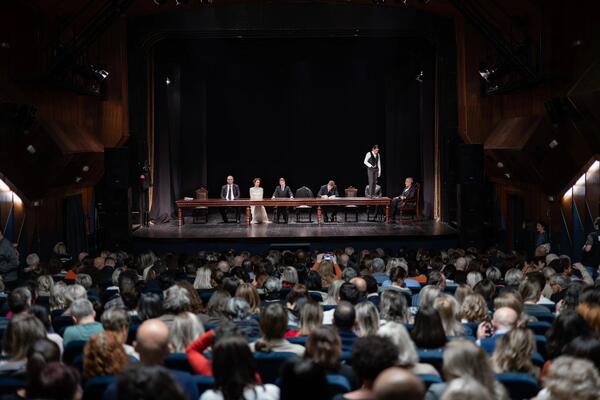 „Sumrak bogova”: Da ne bismo pomislili da je sve u redu, da ne...