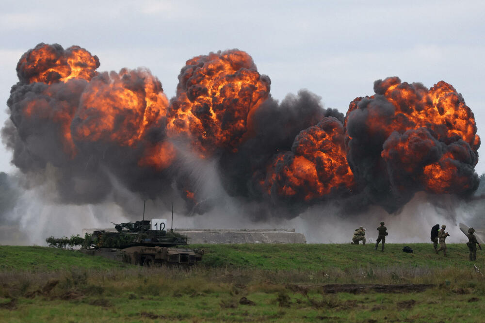 Poljske snage sa vojnicima NATO-a izvode vojnu vježbu "Iron Defender" na vojnom poligonu u Poljskoj, 17. septembra 2025. godine, Foto: Reuters