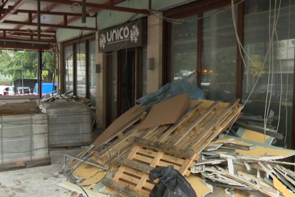 Srušena je i tenda u Bulevaru revolucije u Podgorici, ispred bivšeg kafića "Uniko", Foto: Screenshot/TV Vijesti