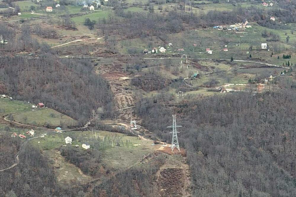 Trasa dalekovoda iznad sela, Foto: Privatna arhiva