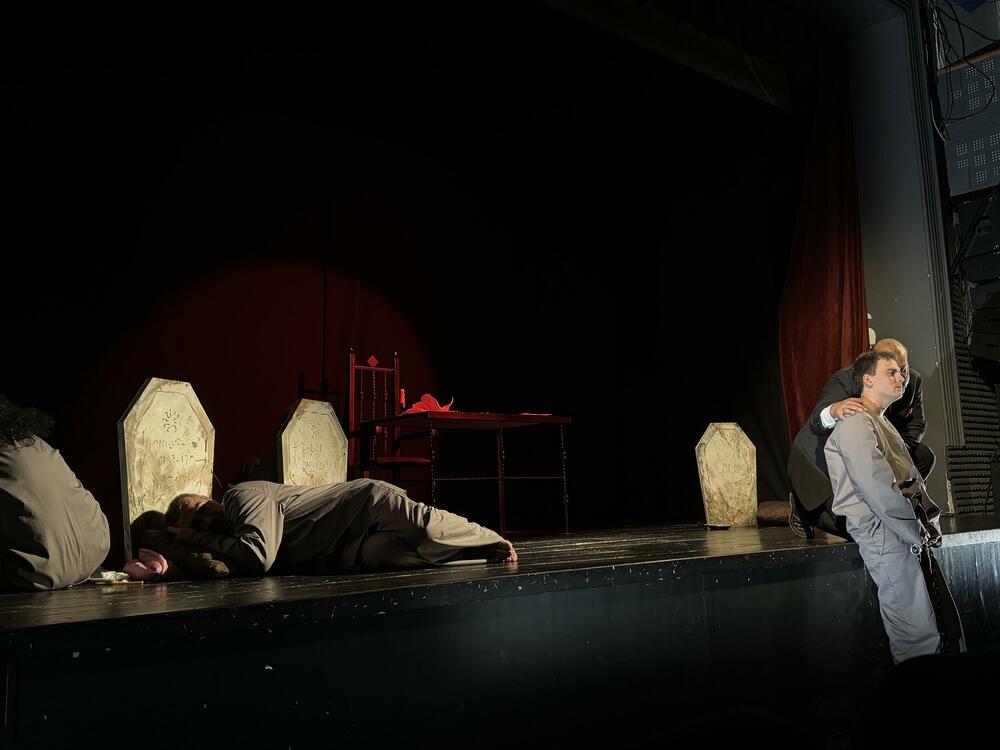 <p>Premijera predstave “Prokleta avlija” premašila sva očekivanja glumaca i publike</p>