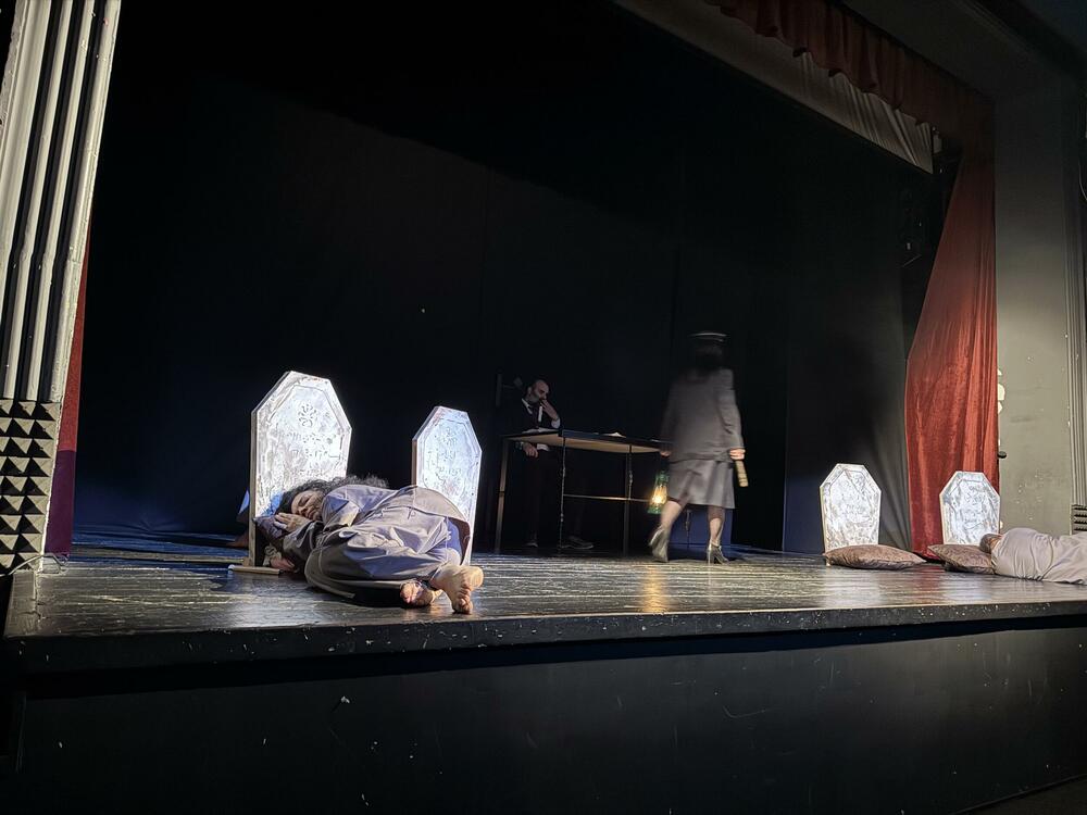 <p>Premijera predstave “Prokleta avlija” premašila sva očekivanja glumaca i publike</p>