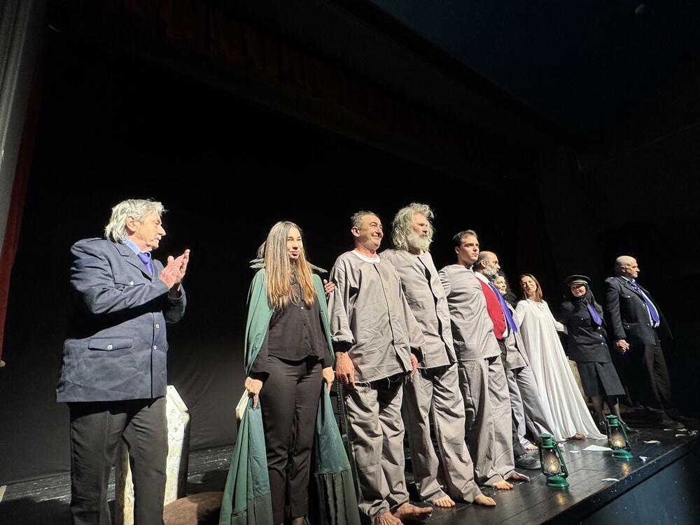 <p>Premijera predstave “Prokleta avlija” premašila sva očekivanja glumaca i publike</p>