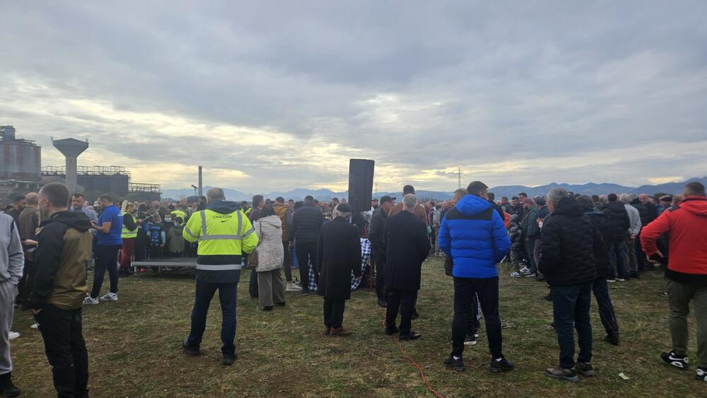 <p>Predsjednik Opštine Zeta Mihailo Asanović kazao da su kompanije zainteresovane da se na mjestu gdje je planirana gradnja kolektora izgradi logistički centar.</p>  <p>Nije kasno za kompromis, a do tada se "ne pomjeramo ni pedalj", poručio je mještanin Duško Stijepović</p>