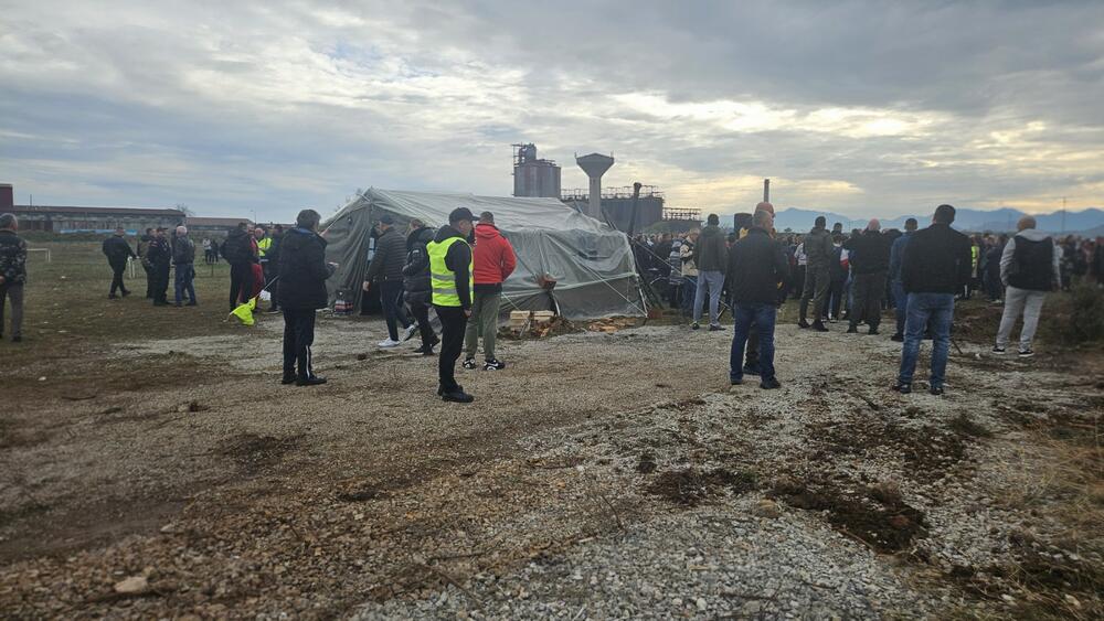 <p>Predsjednik Opštine Zeta Mihailo Asanović kazao da su kompanije zainteresovane da se na mjestu gdje je planirana gradnja kolektora izgradi logistički centar.</p>  <p>Nije kasno za kompromis, a do tada se "ne pomjeramo ni pedalj", poručio je mještanin Duško Stijepović</p>