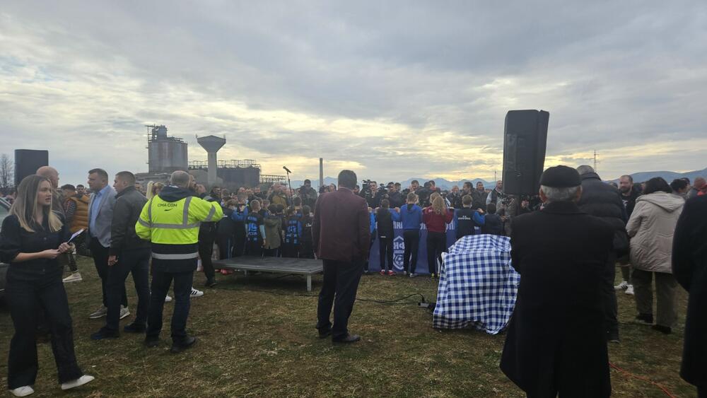 <p>Predsjednik Opštine Zeta Mihailo Asanović kazao da su kompanije zainteresovane da se na mjestu gdje je planirana gradnja kolektora izgradi logistički centar.</p>  <p>Nije kasno za kompromis, a do tada se "ne pomjeramo ni pedalj", poručio je mještanin Duško Stijepović</p>