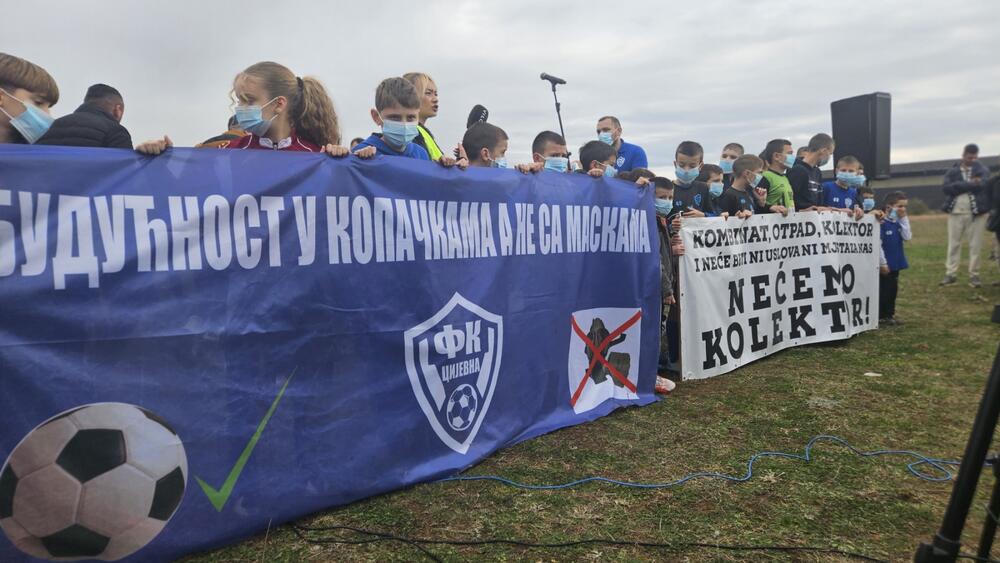 <p>Predsjednik Opštine Zeta Mihailo Asanović kazao da su kompanije zainteresovane da se na mjestu gdje je planirana gradnja kolektora izgradi logistički centar.</p>  <p>Nije kasno za kompromis, a do tada se "ne pomjeramo ni pedalj", poručio je mještanin Duško Stijepović</p>