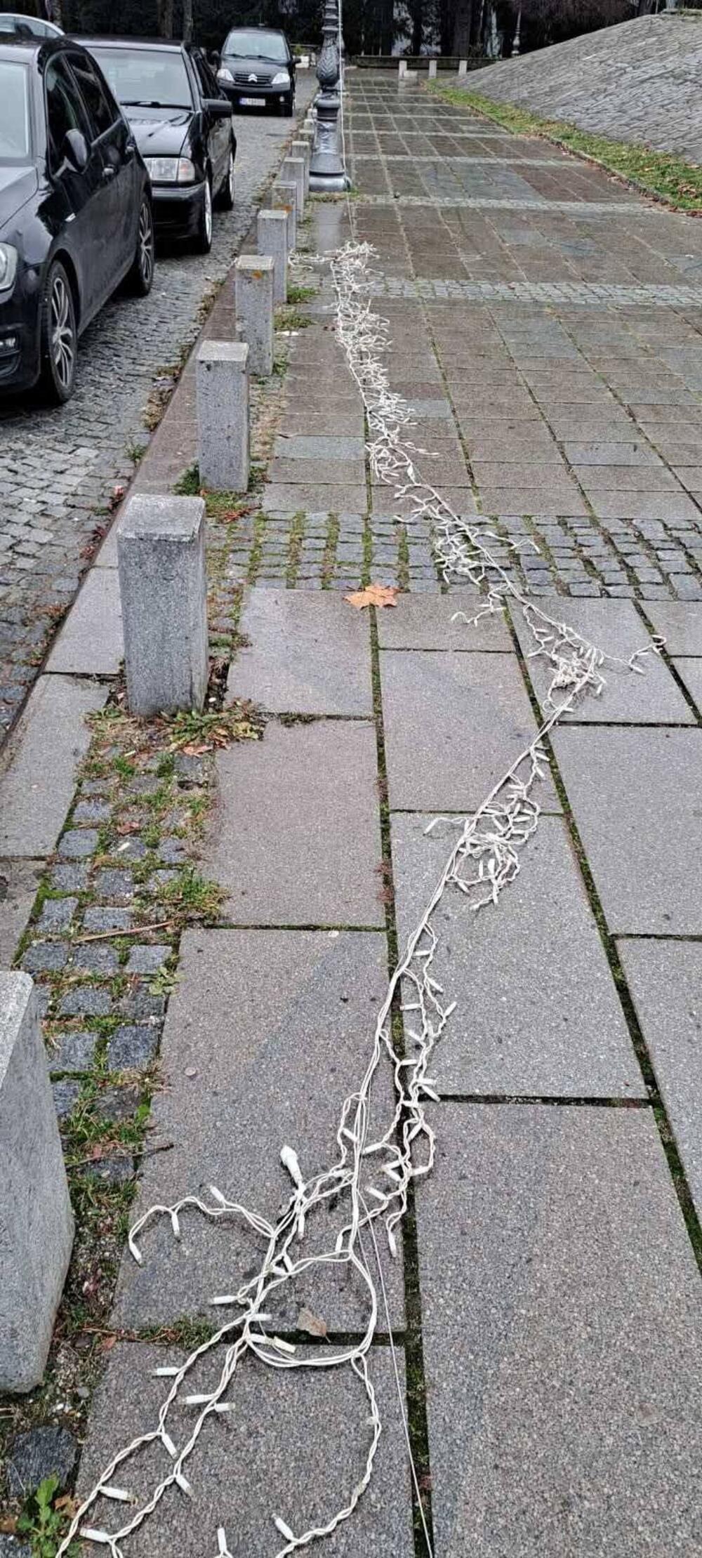 <p>Nadležne opštinske službe i pojedinci uložili su veliki trud proteklih dana na ukrašavanju grada pred novogodišnje i božićne praznike, kada se, tradicionalno očekuje i najviše turista</p>