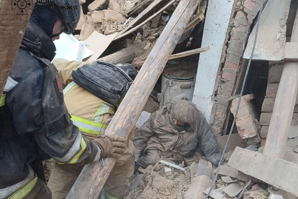 Spasioci oslobađaju povrijeđenu ženu iz ruševina: Detalj nakon napada na Orihiv, u Zaporoškoj oblasti, Foto: Reuters
