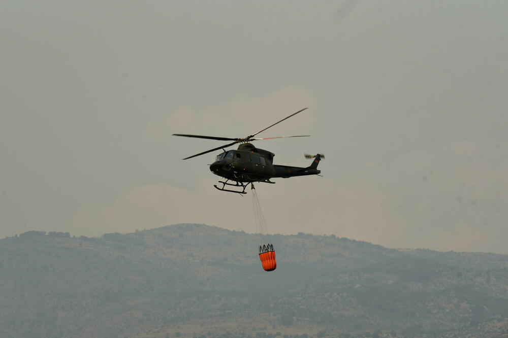 Helikopter na terenu tokom ljetošnjih požara, Foto: BORIS PEJOVIC