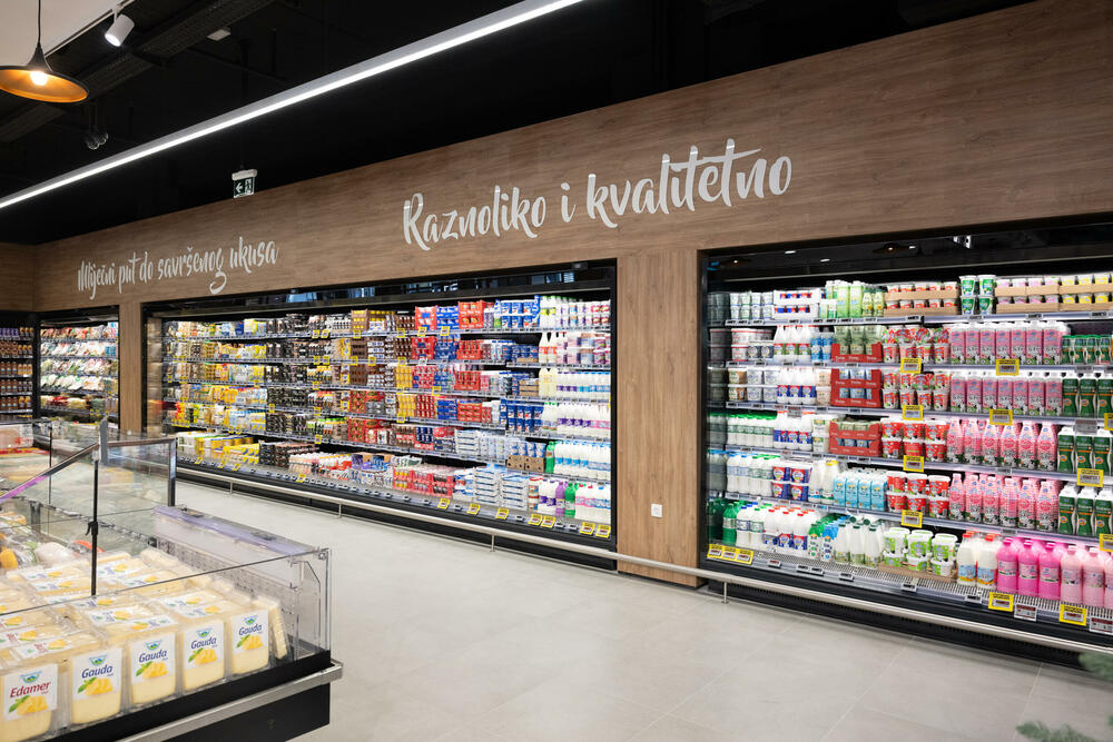 <p>Na mjestu omiljenog marketa u hercegnovskoj opštini, danas je otvoren potpuno novi Voli hipermarket u Igalu (Sutorina). Savremeniji, znatno prostraniji i bogatije ponude, novi objekat donosi unaprijeđeno iskustvo kupovine, uz prepoznatljivu toplinu i bliskost po kojoj je Voli poznat.</p>