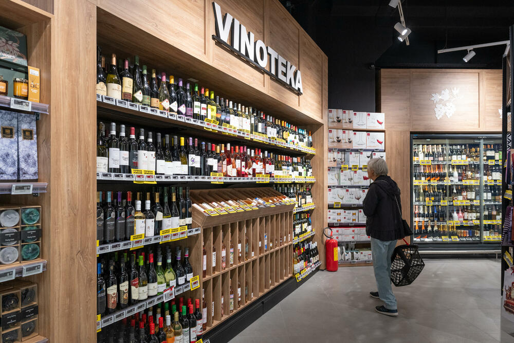 <p>Na mjestu omiljenog marketa u hercegnovskoj opštini, danas je otvoren potpuno novi Voli hipermarket u Igalu (Sutorina). Savremeniji, znatno prostraniji i bogatije ponude, novi objekat donosi unaprijeđeno iskustvo kupovine, uz prepoznatljivu toplinu i bliskost po kojoj je Voli poznat.</p>