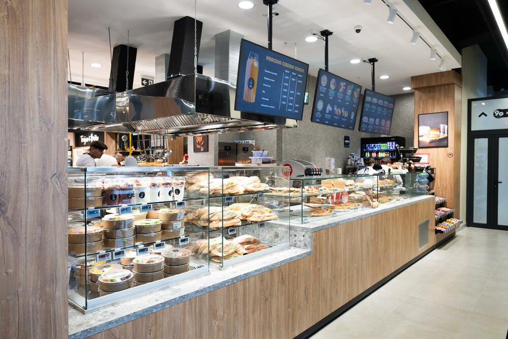 <p>Na mjestu omiljenog marketa u hercegnovskoj opštini, danas je otvoren potpuno novi Voli hipermarket u Igalu (Sutorina). Savremeniji, znatno prostraniji i bogatije ponude, novi objekat donosi unaprijeđeno iskustvo kupovine, uz prepoznatljivu toplinu i bliskost po kojoj je Voli poznat.</p>