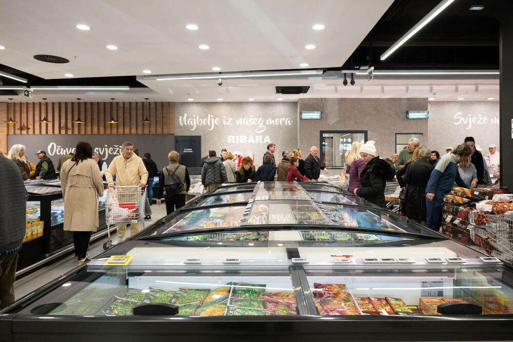 <p>Na mjestu omiljenog marketa u hercegnovskoj opštini, danas je otvoren potpuno novi Voli hipermarket u Igalu (Sutorina). Savremeniji, znatno prostraniji i bogatije ponude, novi objekat donosi unaprijeđeno iskustvo kupovine, uz prepoznatljivu toplinu i bliskost po kojoj je Voli poznat.</p>