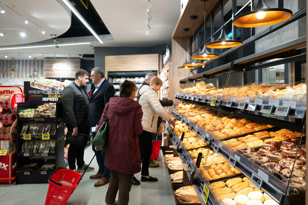 <p>Na mjestu omiljenog marketa u hercegnovskoj opštini, danas je otvoren potpuno novi Voli hipermarket u Igalu (Sutorina). Savremeniji, znatno prostraniji i bogatije ponude, novi objekat donosi unaprijeđeno iskustvo kupovine, uz prepoznatljivu toplinu i bliskost po kojoj je Voli poznat.</p>