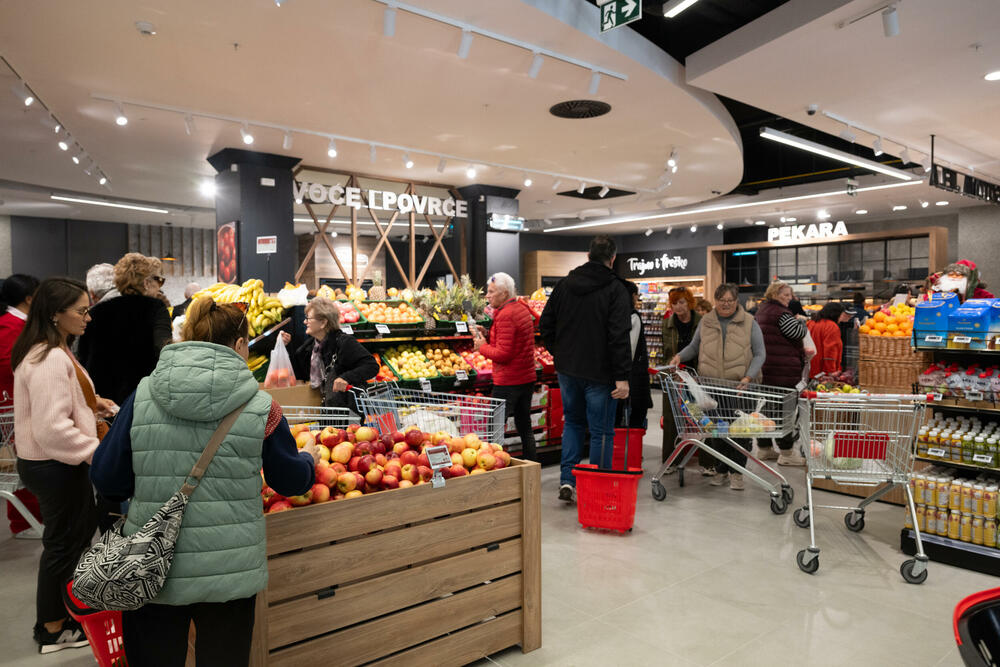 <p>Na mjestu omiljenog marketa u hercegnovskoj opštini, danas je otvoren potpuno novi Voli hipermarket u Igalu (Sutorina). Savremeniji, znatno prostraniji i bogatije ponude, novi objekat donosi unaprijeđeno iskustvo kupovine, uz prepoznatljivu toplinu i bliskost po kojoj je Voli poznat.</p>