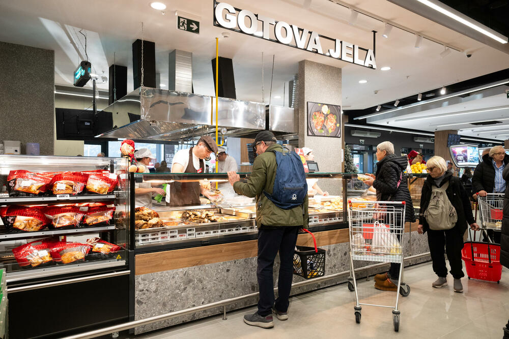 <p>Na mjestu omiljenog marketa u hercegnovskoj opštini, danas je otvoren potpuno novi Voli hipermarket u Igalu (Sutorina). Savremeniji, znatno prostraniji i bogatije ponude, novi objekat donosi unaprijeđeno iskustvo kupovine, uz prepoznatljivu toplinu i bliskost po kojoj je Voli poznat.</p>