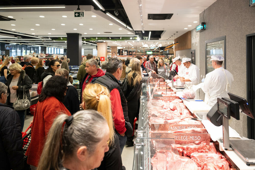 <p>Na mjestu omiljenog marketa u hercegnovskoj opštini, danas je otvoren potpuno novi Voli hipermarket u Igalu (Sutorina). Savremeniji, znatno prostraniji i bogatije ponude, novi objekat donosi unaprijeđeno iskustvo kupovine, uz prepoznatljivu toplinu i bliskost po kojoj je Voli poznat.</p>