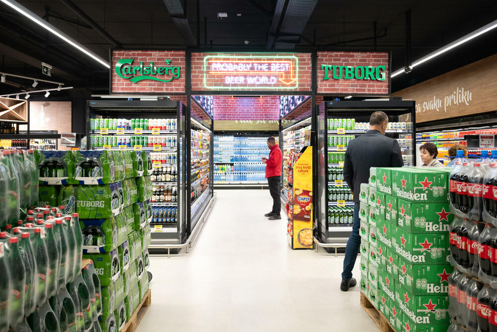 <p>Na mjestu omiljenog marketa u hercegnovskoj opštini, danas je otvoren potpuno novi Voli hipermarket u Igalu (Sutorina). Savremeniji, znatno prostraniji i bogatije ponude, novi objekat donosi unaprijeđeno iskustvo kupovine, uz prepoznatljivu toplinu i bliskost po kojoj je Voli poznat.</p>