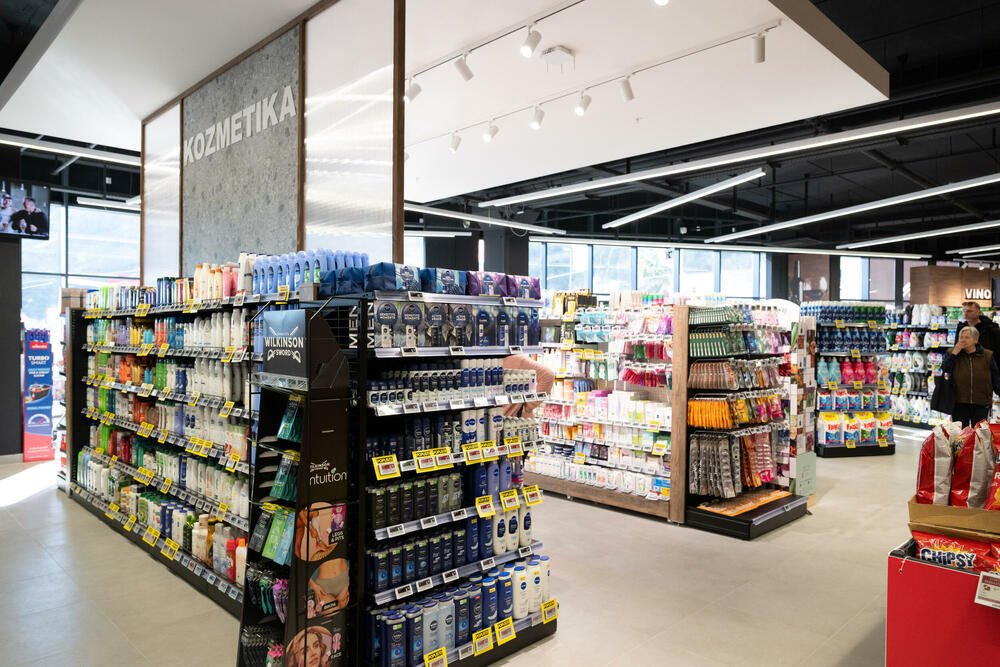 <p>Na mjestu omiljenog marketa u hercegnovskoj opštini, danas je otvoren potpuno novi Voli hipermarket u Igalu (Sutorina). Savremeniji, znatno prostraniji i bogatije ponude, novi objekat donosi unaprijeđeno iskustvo kupovine, uz prepoznatljivu toplinu i bliskost po kojoj je Voli poznat.</p>