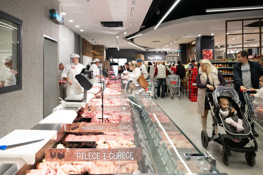 <p>Na mjestu omiljenog marketa u hercegnovskoj opštini, danas je otvoren potpuno novi Voli hipermarket u Igalu (Sutorina). Savremeniji, znatno prostraniji i bogatije ponude, novi objekat donosi unaprijeđeno iskustvo kupovine, uz prepoznatljivu toplinu i bliskost po kojoj je Voli poznat.</p>