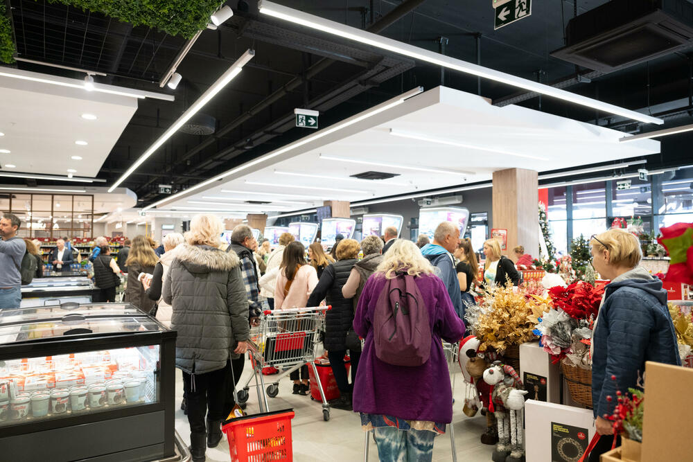 <p>Na mjestu omiljenog marketa u hercegnovskoj opštini, danas je otvoren potpuno novi Voli hipermarket u Igalu (Sutorina). Savremeniji, znatno prostraniji i bogatije ponude, novi objekat donosi unaprijeđeno iskustvo kupovine, uz prepoznatljivu toplinu i bliskost po kojoj je Voli poznat.</p>