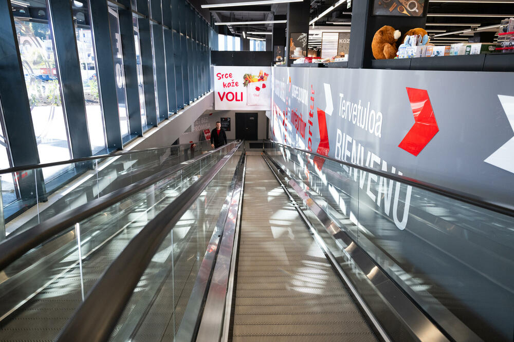 <p>Na mjestu omiljenog marketa u hercegnovskoj opštini, danas je otvoren potpuno novi Voli hipermarket u Igalu (Sutorina). Savremeniji, znatno prostraniji i bogatije ponude, novi objekat donosi unaprijeđeno iskustvo kupovine, uz prepoznatljivu toplinu i bliskost po kojoj je Voli poznat.</p>