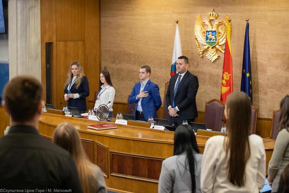 <p>Mandić je pozvao mlade da aktivno učestvuju, dijele svoja znanja iz oblasti tehnologije i daju sugestije koje će doprinijeti blagostanju njihovih vršnjaka i budućih generacija<br /> </p>