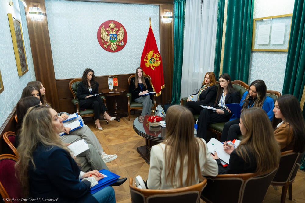 <p>Mandić je pozvao mlade da aktivno učestvuju, dijele svoja znanja iz oblasti tehnologije i daju sugestije koje će doprinijeti blagostanju njihovih vršnjaka i budućih generacija<br /> </p>