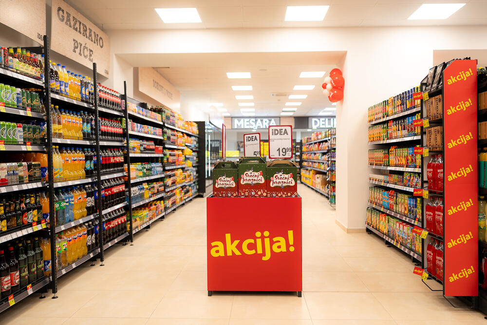 <p><strong>U srcu Danilovgrada, u Ulici Baja Sekulića, otvorena je nova IDEA prodavnica.</strong> Moderan objekat od 347 m², osmišljen je da kupovina bude brza, jednostavna i pregledna. Uredan raspored sektora, savremen ambijent i asortiman biran po mjeri kupaca, bez dileme donose novi ritam svakodnevne kupovine.</p>