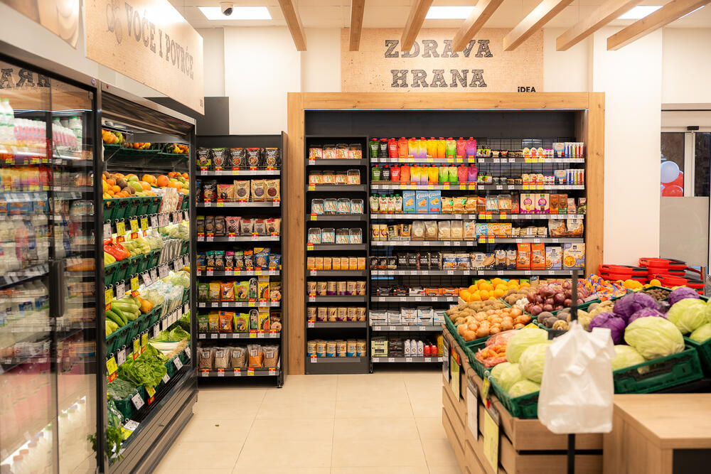 <p><strong>U srcu Danilovgrada, u Ulici Baja Sekulića, otvorena je nova IDEA prodavnica.</strong> Moderan objekat od 347 m², osmišljen je da kupovina bude brza, jednostavna i pregledna. Uredan raspored sektora, savremen ambijent i asortiman biran po mjeri kupaca, bez dileme donose novi ritam svakodnevne kupovine.</p>