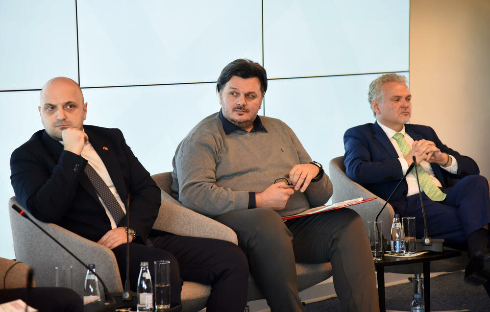 <p>"Iskustva iz svijeta pokazuju da i najbogatije zemlje mogu postati loše upravljane ili propale ukoliko korupcija upravlja institucijama", rekao je šef Delegacije Evropske unije (EU) u Crnoj Gori Johan Satler, na 18. Nacionalnoj antikorupcijskoj konferenciji, koju u Podgorici oragnizuje Mreža za afirmaciju nevladinog sektora (MANS)</p>