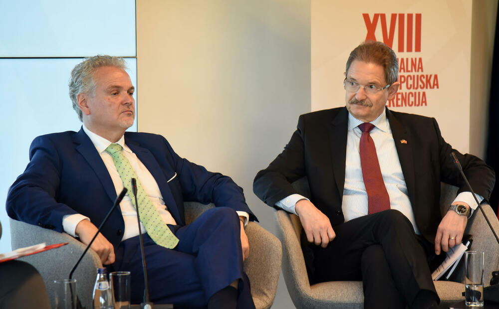 <p>"Iskustva iz svijeta pokazuju da i najbogatije zemlje mogu postati loše upravljane ili propale ukoliko korupcija upravlja institucijama", rekao je šef Delegacije Evropske unije (EU) u Crnoj Gori Johan Satler, na 18. Nacionalnoj antikorupcijskoj konferenciji, koju u Podgorici oragnizuje Mreža za afirmaciju nevladinog sektora (MANS)</p>