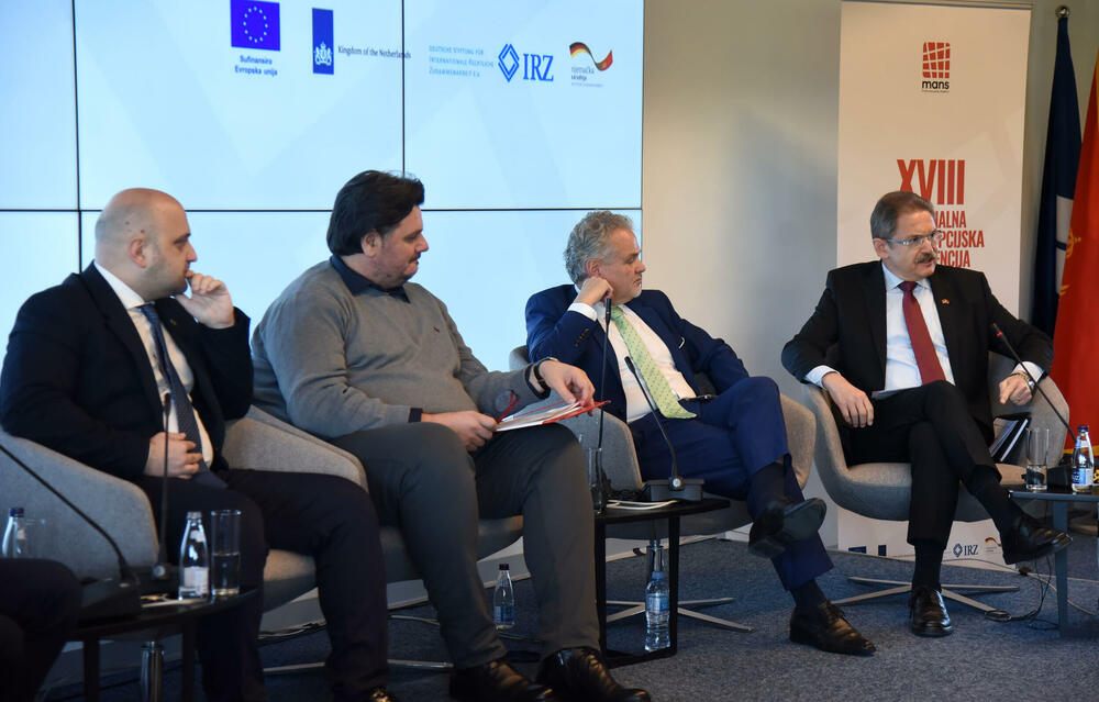 <p>"Iskustva iz svijeta pokazuju da i najbogatije zemlje mogu postati loše upravljane ili propale ukoliko korupcija upravlja institucijama", rekao je šef Delegacije Evropske unije (EU) u Crnoj Gori Johan Satler, na 18. Nacionalnoj antikorupcijskoj konferenciji, koju u Podgorici oragnizuje Mreža za afirmaciju nevladinog sektora (MANS)</p>