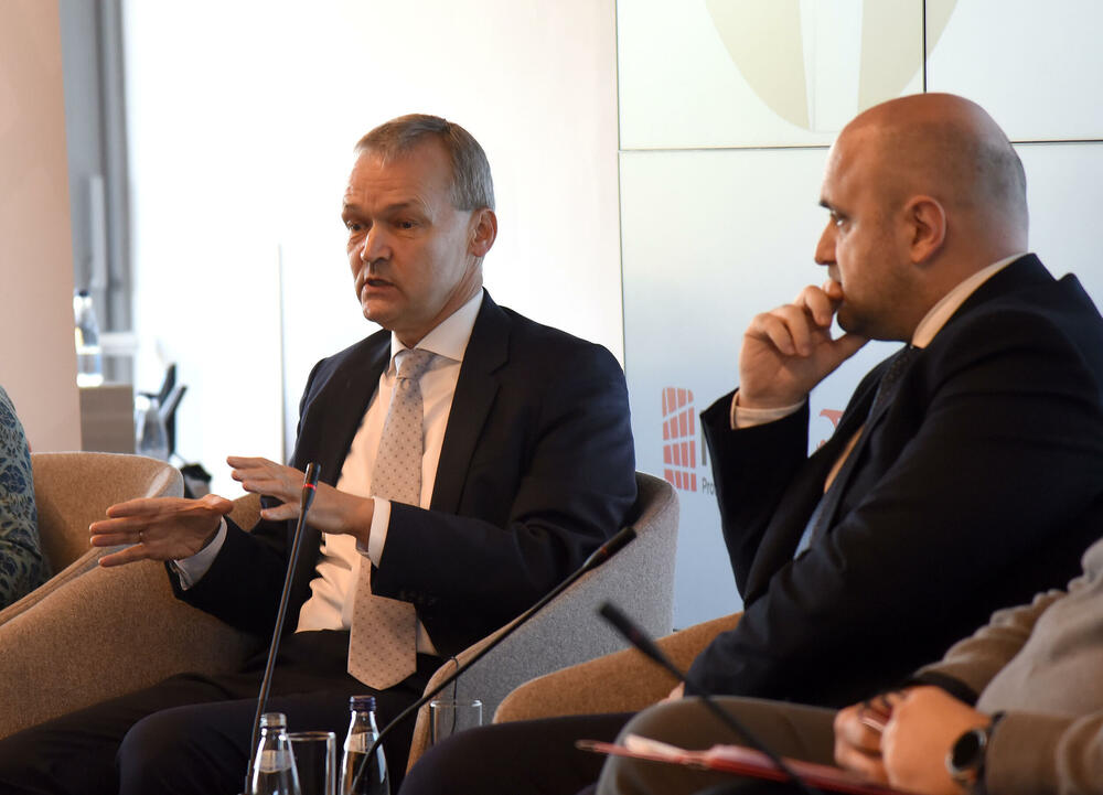 <p>"Iskustva iz svijeta pokazuju da i najbogatije zemlje mogu postati loše upravljane ili propale ukoliko korupcija upravlja institucijama", rekao je šef Delegacije Evropske unije (EU) u Crnoj Gori Johan Satler, na 18. Nacionalnoj antikorupcijskoj konferenciji, koju u Podgorici oragnizuje Mreža za afirmaciju nevladinog sektora (MANS)</p>