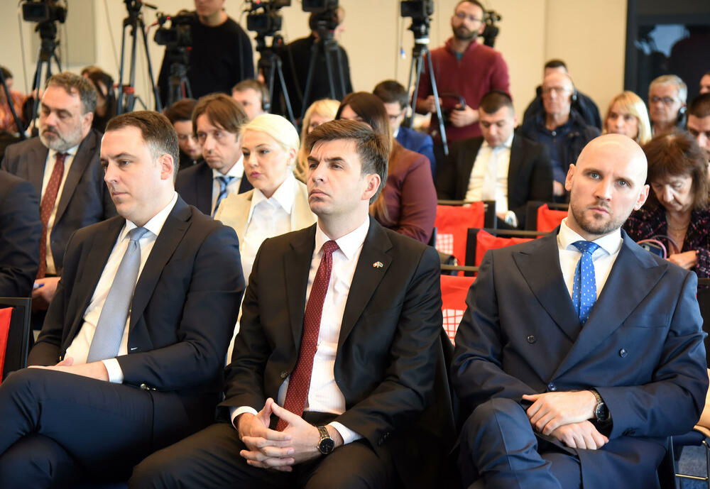 <p>"Iskustva iz svijeta pokazuju da i najbogatije zemlje mogu postati loše upravljane ili propale ukoliko korupcija upravlja institucijama", rekao je šef Delegacije Evropske unije (EU) u Crnoj Gori Johan Satler, na 18. Nacionalnoj antikorupcijskoj konferenciji, koju u Podgorici oragnizuje Mreža za afirmaciju nevladinog sektora (MANS)</p>